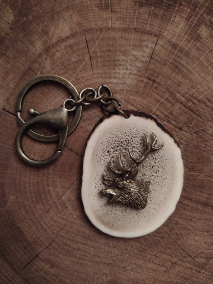 Брелок на оленьем рогу. Голова оленя. Брелок на оленьем рогу. Голова оленя.