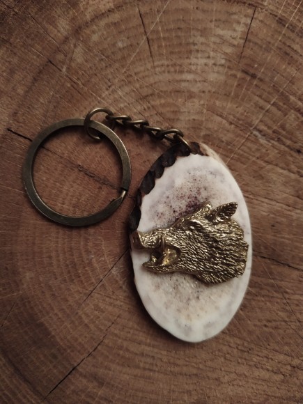 Брелок на оленьем рогу.  Голова кабана. 