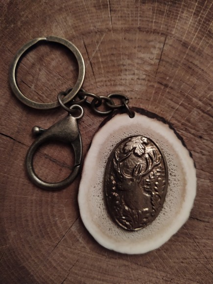 Брелок на оленьем рогу.  Медальон олень.