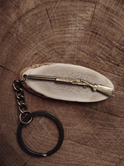 Брелок на оленьем рогу.  Ружье.